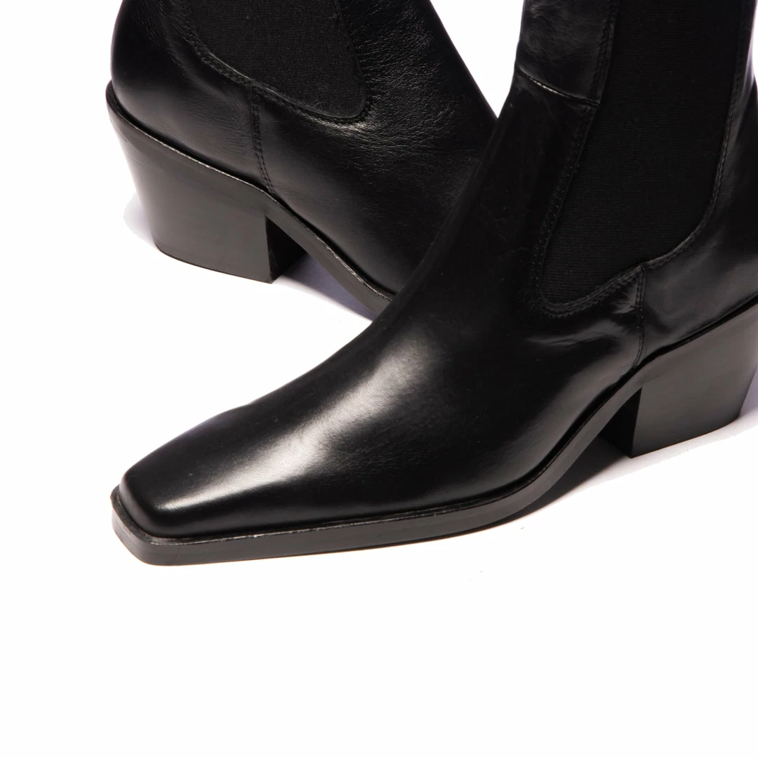 L'INTERVALLE Alacantra Black Leather 2 L'INTERVALLE Alacantra Black Leather