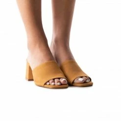 L'INTERVALLE Clarabelle Camel Nubuck WOMEN